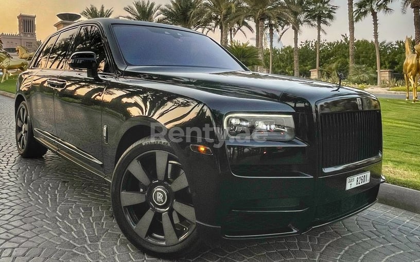 在迪拜 租 Rolls Royce Cullinan (黑色), 2021