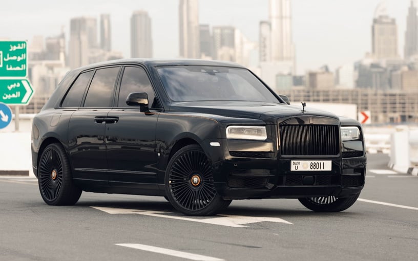 在迪拜 租 Rolls Royce Cullinan (黑色), 2020