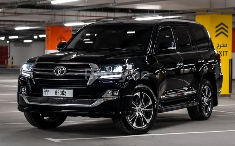 Toyota Land Cruiser (Noir), 2020 à louer à Dubai