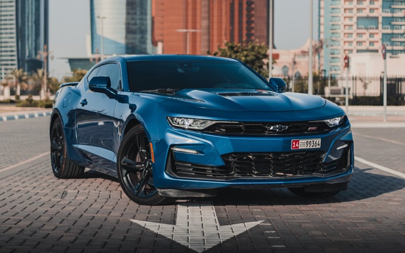 Chevrolet Camaro SS (Bleue), 2022 à louer à Abu Dhabi