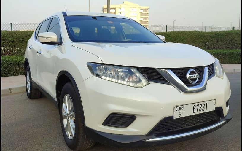 Nissan Xtrail (Ярко-белый), 2016 для аренды в Дубай