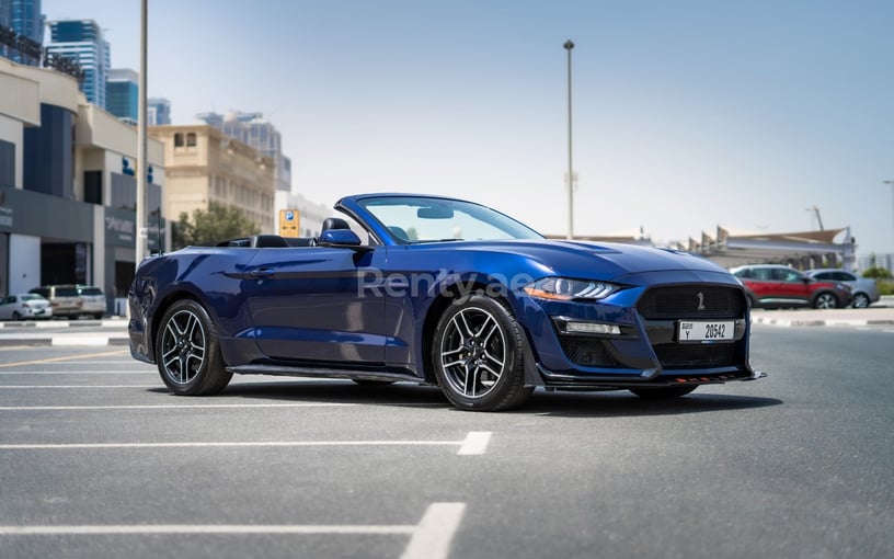 Ford Mustang cabrio (Azul Oscuro), 2020 para alquiler en Abu-Dhabi