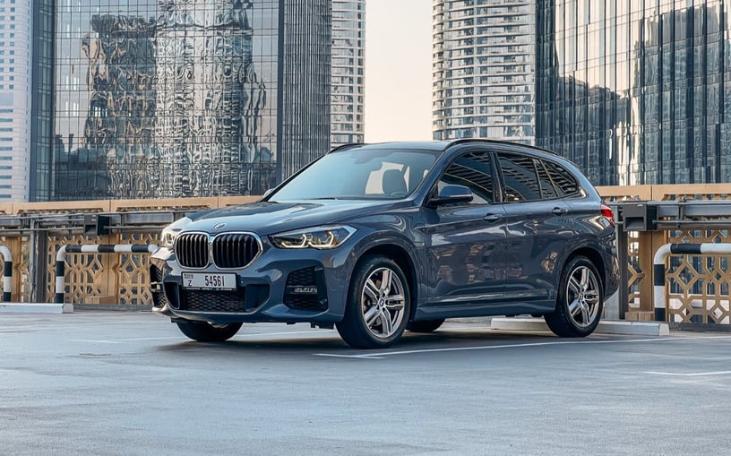 BMW X1 (Gris Oscuro), 2021 para alquiler en Ras Al Khaimah