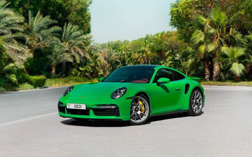 Porsche 911 Carrera Turbo S (verde), 2023 in affitto a Dubai