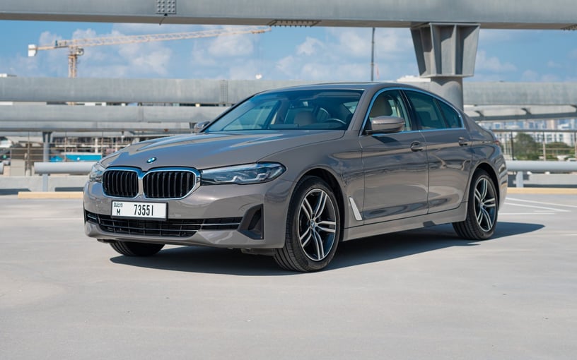BMW 520i (Серый), 2021 - предложения по лизингу в Дубай