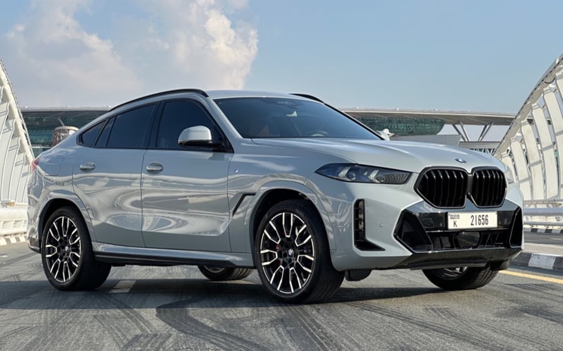 BMW X6 (Gris), 2023 para alquiler en Dubai