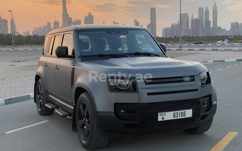 Range Rover Defender (Grau), 2021  zur Miete in Dubai