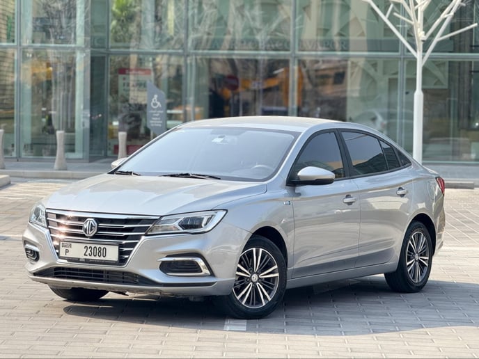 在阿布扎比 租 MG5 (灰色), 2025
