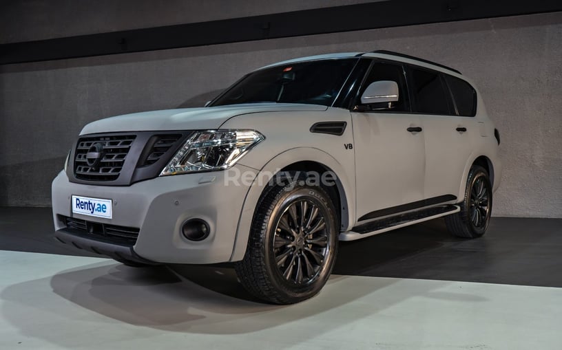 Nissan Patrol V8 (Grise), 2019 à louer à Dubai