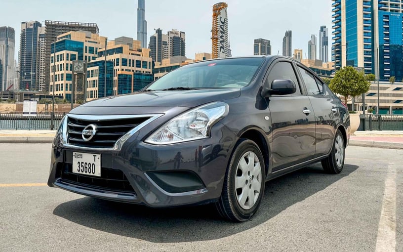 Nissan Sunny (Gris), 2022 para alquiler en Abu Dhabi