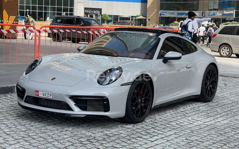在迪拜 租 Porsche 911 Carrera 4s cabrio (灰色), 2022