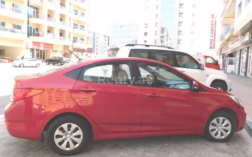 Hyundai Accent (Бардовый), 2016 для аренды в Дубай