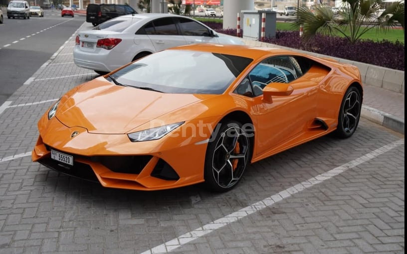 Lamborghini Huracan Evo (naranja), 2019 para alquiler en Dubai