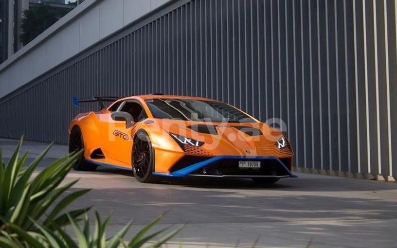 Lamborghini Huracan STO (naranja), 2022 para alquiler en Dubai