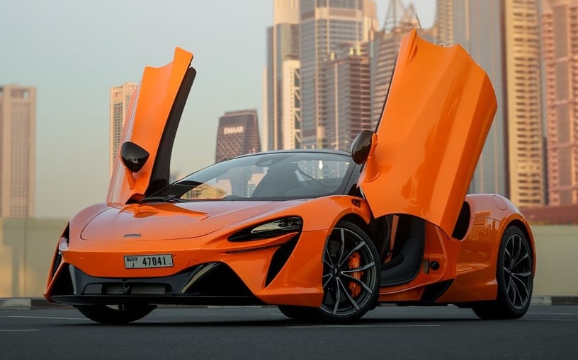 McLaren Artura Spider (Turuncu), 2023 - Res&uuml;'l-Hayme'deki leasing teklifleri