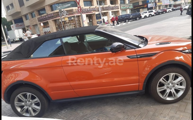 Range Rover Evoque (Оранжевый), 2018 для аренды в Дубай