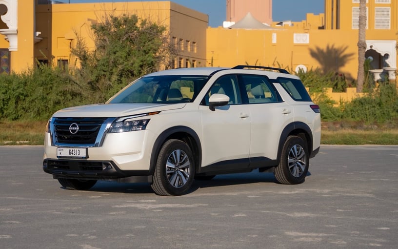 Nissan Pathfinder (Perla blanca), 2025 para alquiler en Abu Dhabi