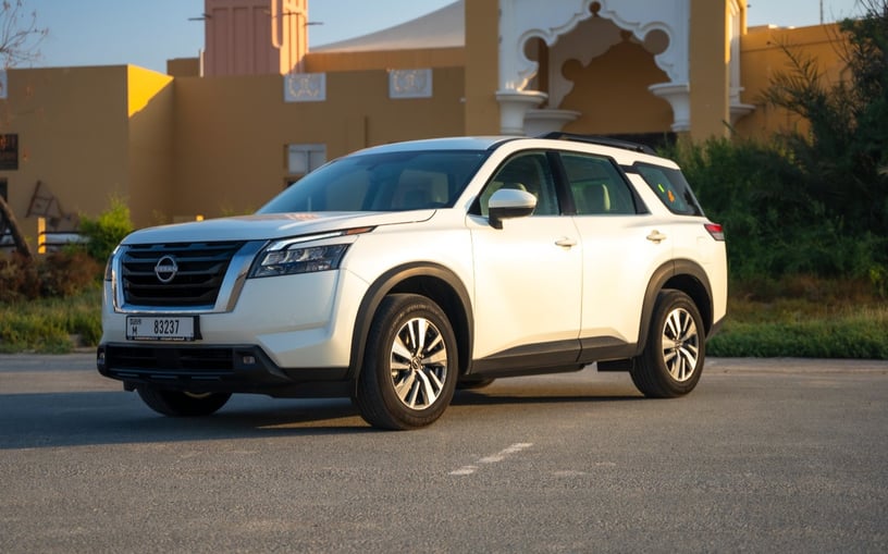 Nissan Pathfinder (Perlweiss), 2025  zur Miete in Sharjah