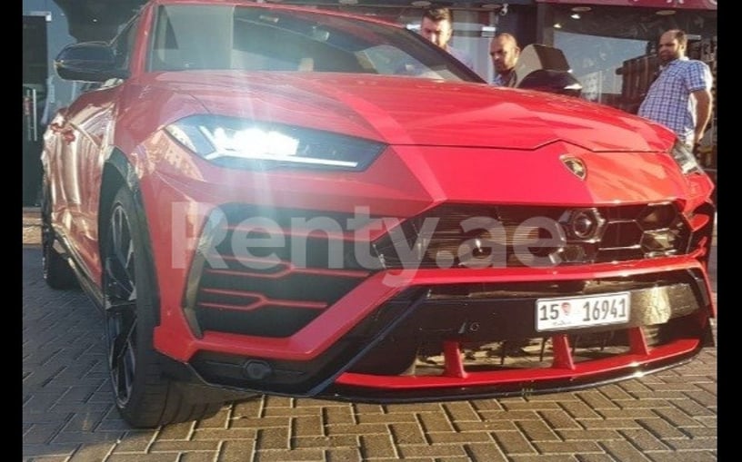 Lamborghini Urus (rojo), 2019 para alquiler en Dubai