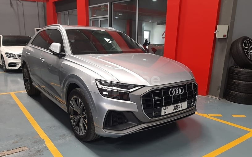 Audi Q8 (Серебро), 2019 для аренды в Дубай