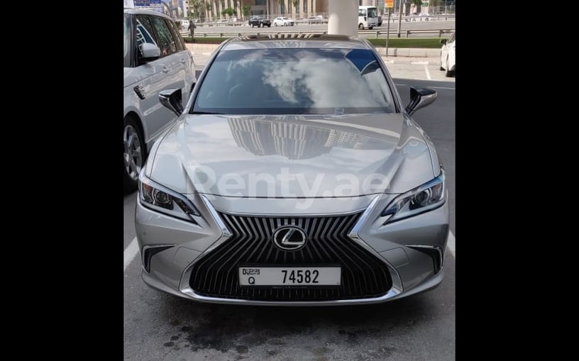 Lexus ES350 (Argent), 2019 à louer à Dubai