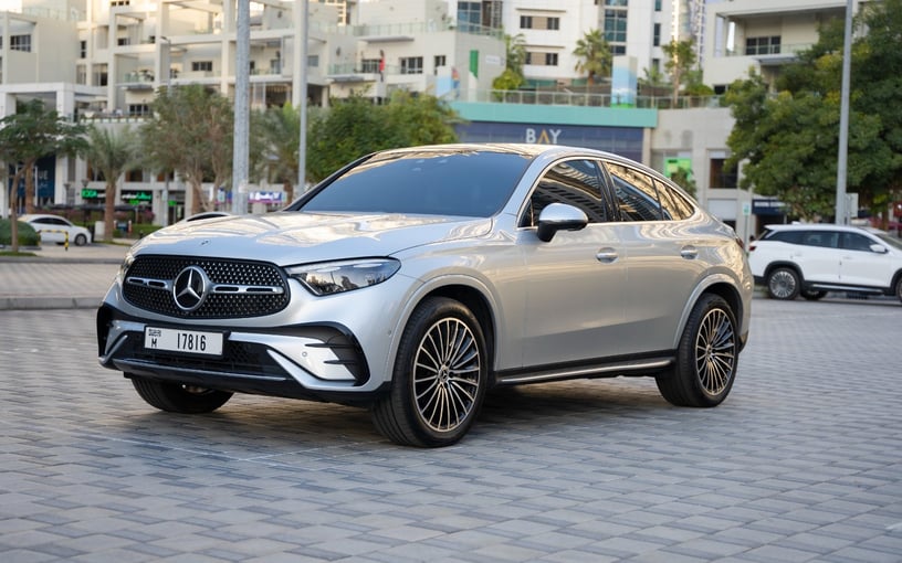 Mercedes GLC 300 (Plata), 2024 para alquiler en Sharjah