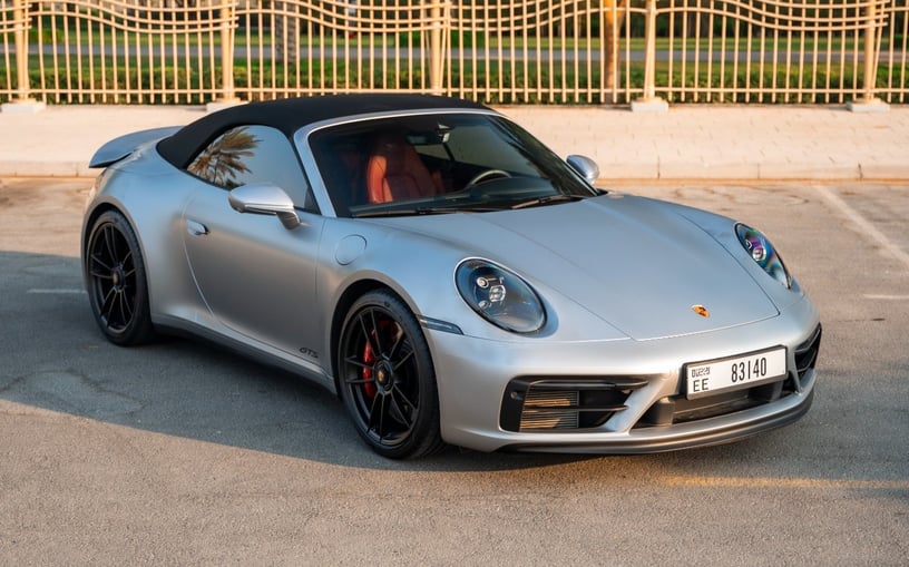 Şarika'de kiralık Porsche 911 Carrera GTS (G&uuml;m&uuml;ş), 2024