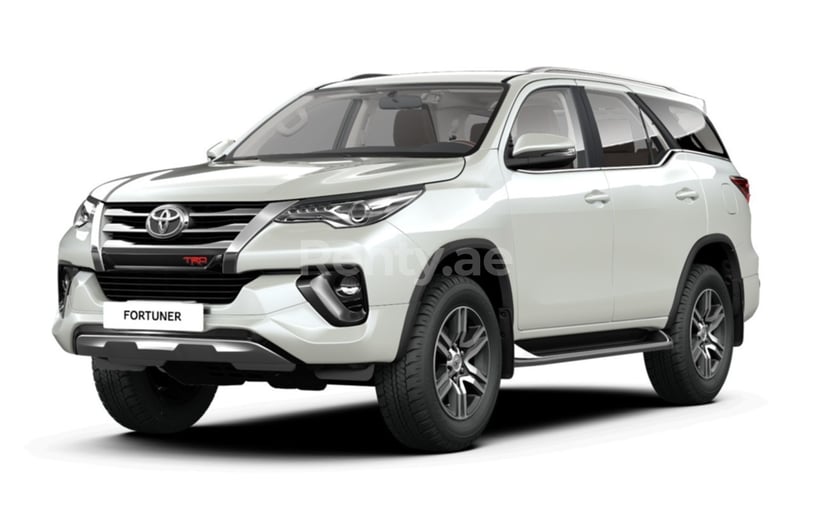 Toyota Fortuner (Plata), 2020 para alquiler en Dubai