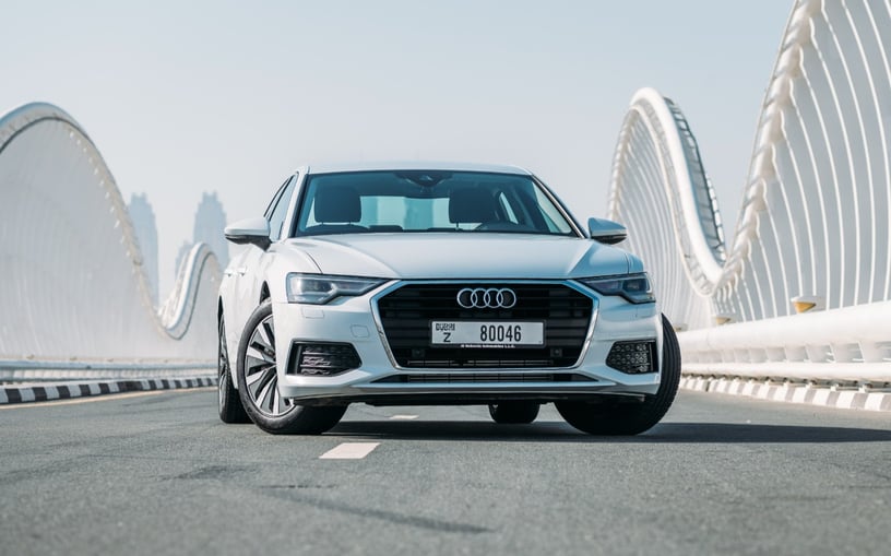 Audi A6 (Blanco), 2021 para alquiler en Dubai