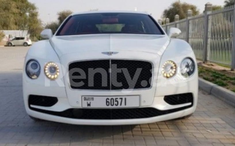 Bentley Flying Spur (Blanco), 2018 para alquiler en Dubai