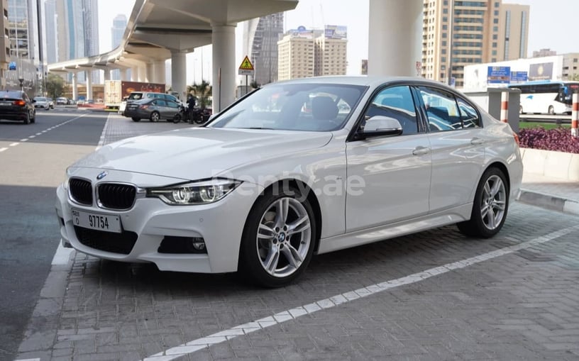 إيجار BMW 3 Series (أبيض), 2019 في دبي
