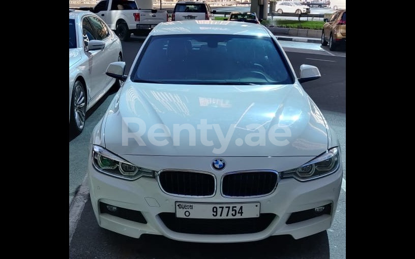 BMW 318 (Weiß), 2019  zur Miete in Dubai