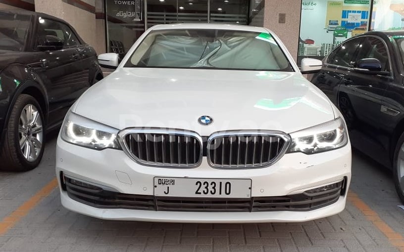 BMW 520i (Белый), 2019 для аренды в Дубай