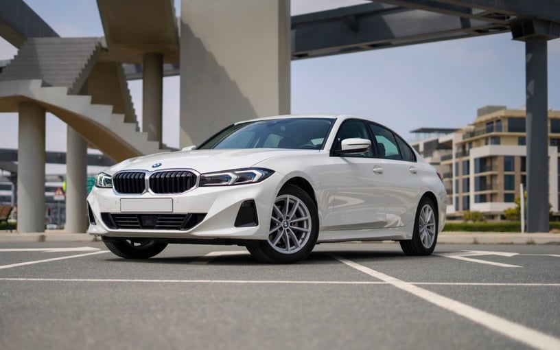 BMW 320i (Weiß), 2022  zur Miete in Dubai