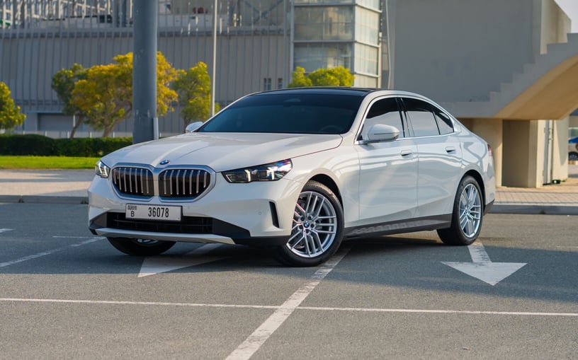 BMW 520i (Blanco), 2024 para alquiler en Abu-Dhabi