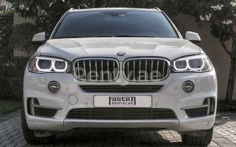 BMW X5 (Blanco), 2018 para alquiler en Dubai