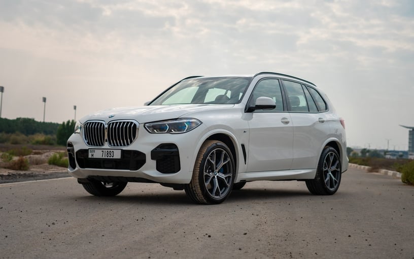 BMW X5 (Weiß), 2023  zur Miete in Abu Dhabi