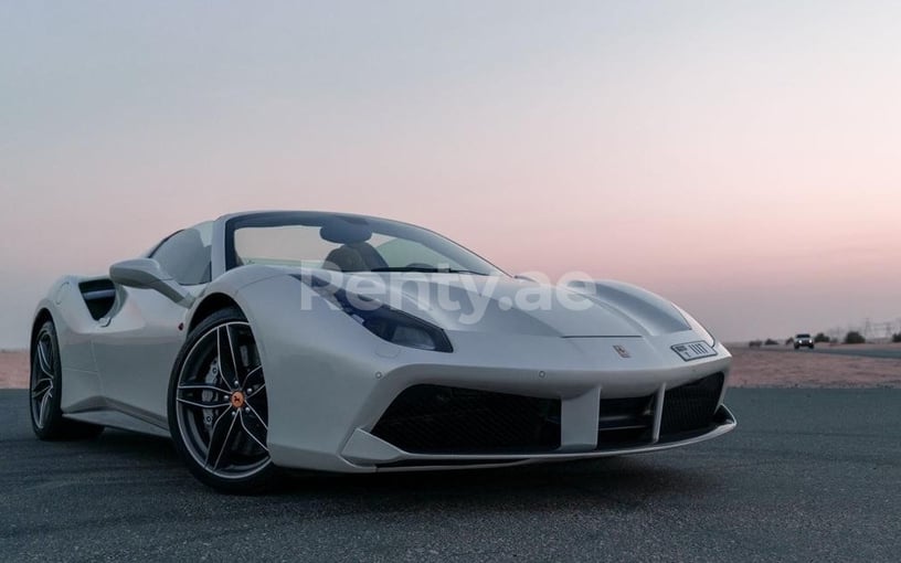 Ferrari 488 Spyder (Blanco), 2018 para alquiler en Dubai