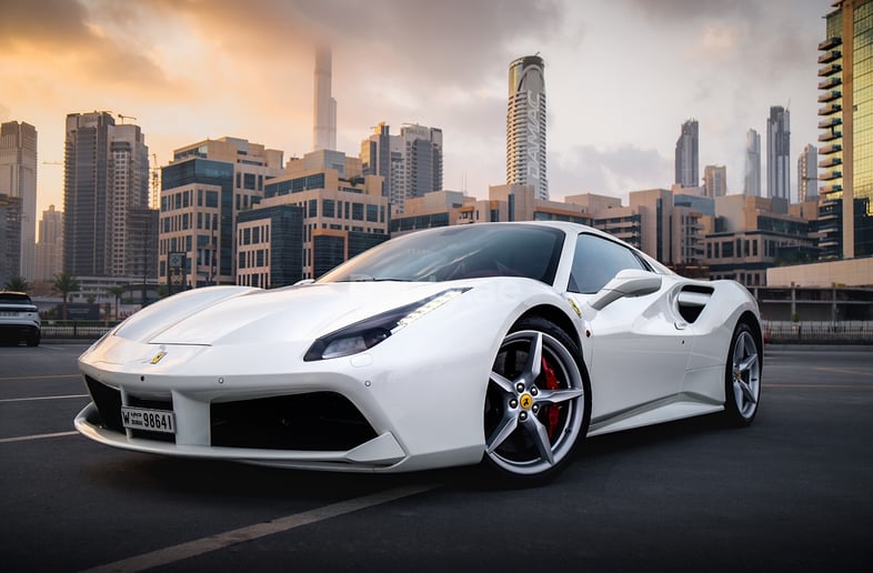 Ferrari 488 Cabrio (White), 2019 para alquiler en Dubai
