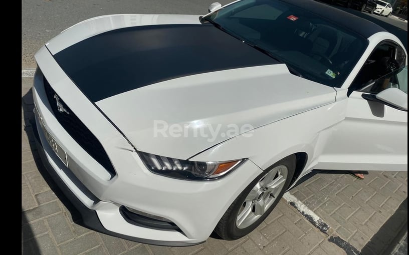 Ford Mustang Coupe (Белый), 2018 для аренды в Дубай