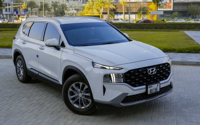 Hyundai Santa Fe (Blanco), 2023 para alquiler en Ras Al Khaimah