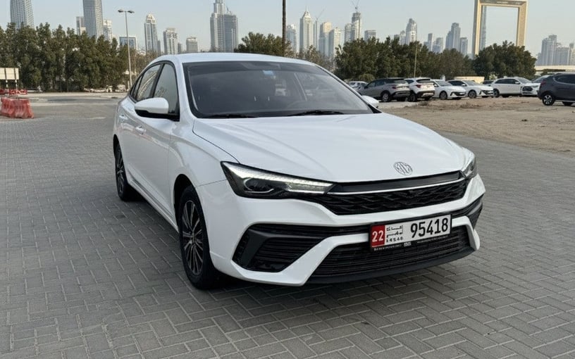 在迪拜 租 MG5 (白色), 2025
