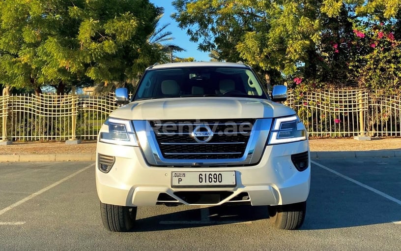 Nissan Patrol V6 (Weiß), 2020  zur Miete in Dubai