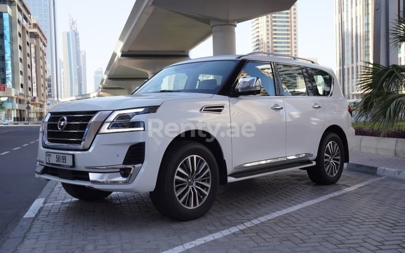 Nissan Patrol (Blanc), 2021 à louer à Dubai