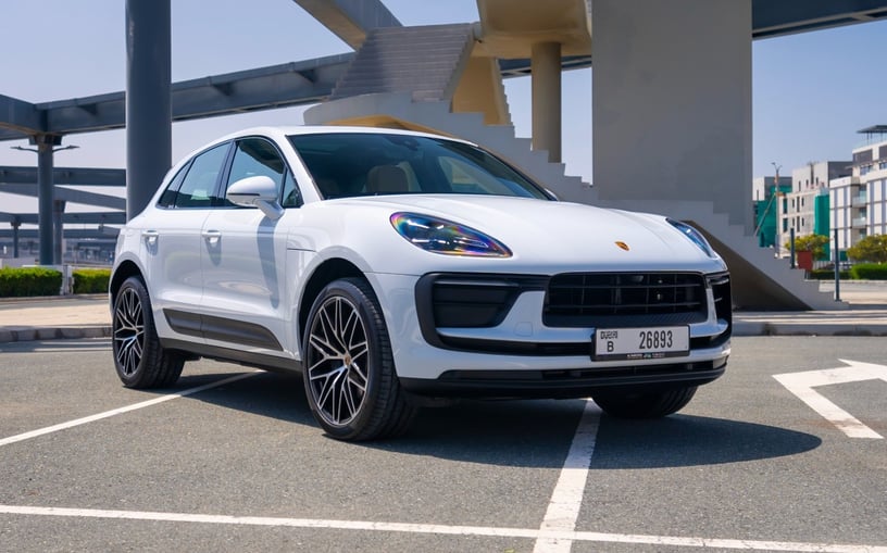 Porsche Macan (Blanco), 2024 para alquiler en Sharjah
