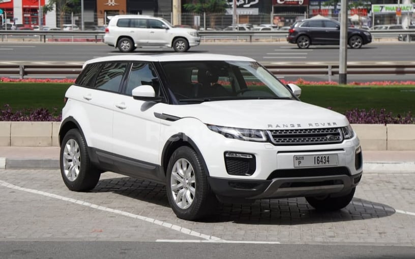Range Rover Evoque (Blanco), 2019 para alquiler en Dubai