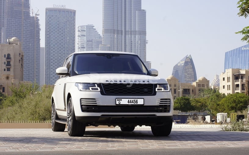 Range Rover Vogue (Blanco), 2019 para alquiler en Dubai