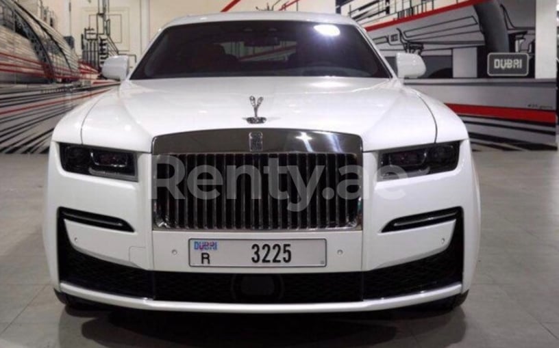 Rolls Royce Ghost (Blanco), 2021 para alquiler en Dubai