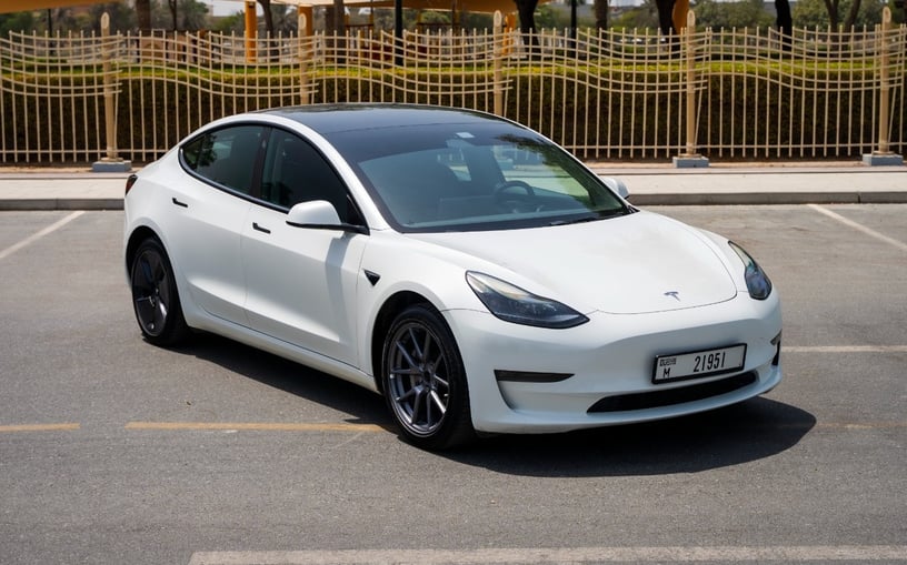 Tesla Model 3 (Bianca), 2023 in affitto a Abu Dhabi