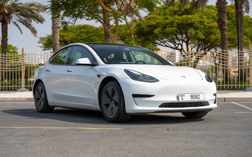 在哈伊马角租车 租 特斯拉Model 3 (白色), 2023